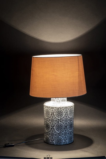 Stylowa ceramiczna lampa w kwiaty z białym abażurem 131237