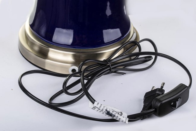 Elegancka ceramiczna lampa z białym abażurem 131246