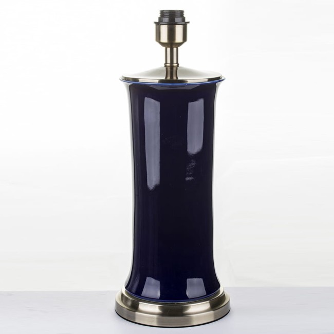 Elegancka ceramiczna lampa z białym abażurem 131246