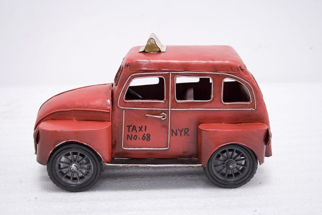 Metalowa replika czerwonej taxi z XX wieku 50387