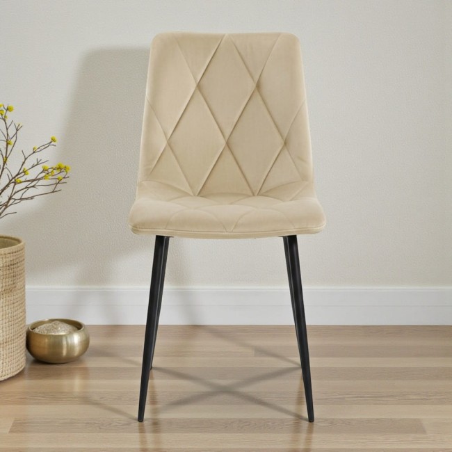 Nowoczesne welurowe krzesło w kolorze beżowym w romby