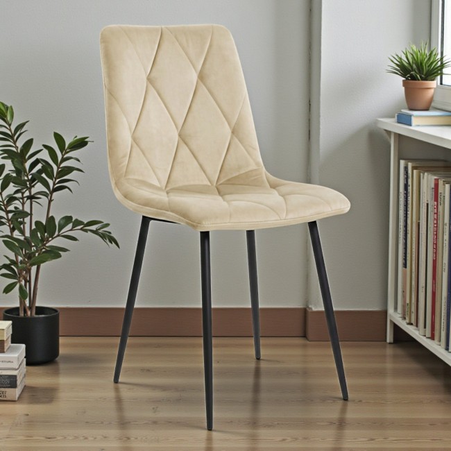Nowoczesne welurowe krzesło w kolorze beżowym w romby