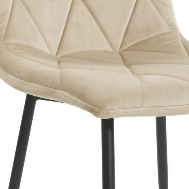 Nowoczesne welurowe krzesło w kolorze beżowym w romby