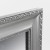 Stylowe lustro w kolorze srebrnym 102426